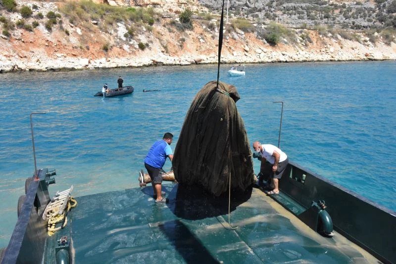 Mersin’de hayalet ağlar temizleniyor
