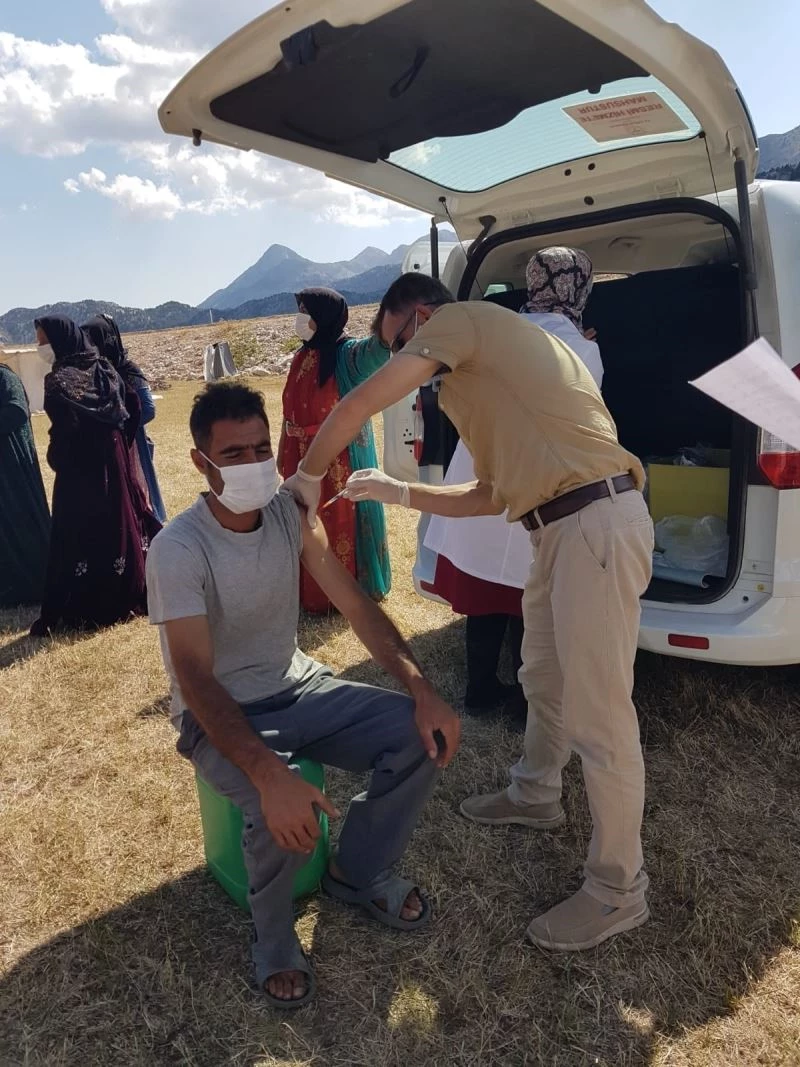 Derebucak’ta mevsimlik tarım işçileri çadırlarında aşılandı
