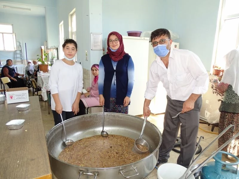 Köyün aşuresini 9 yıldır imam pişiriyor
