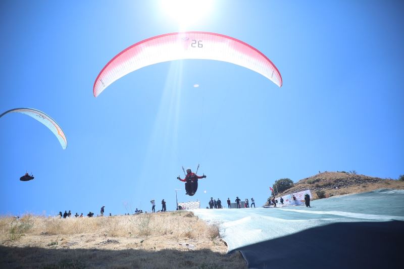 Ali Dağı’nda 12. yamaç paraşütü heyecanı
