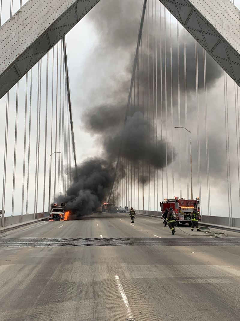 ABD’deki San Francisco-Oakland Körfez Köprüsü üzerinde kamyon yangını
