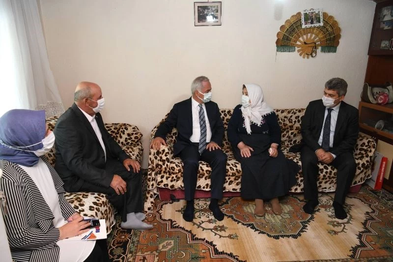 Isparta Valisi Ömer Seymenoğlu, şehit ailesi ve gazilerle bir araya geldi
