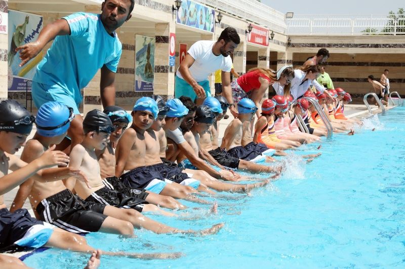 Yenişehir’de ‘Yüzme Bilmeyen Çocuk Kalmasın’ projesi coşkuyla başladı

