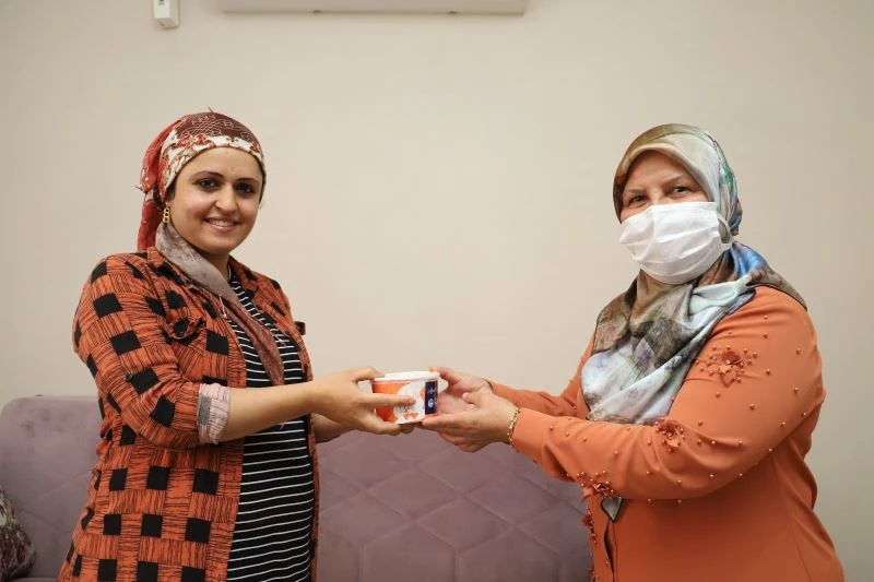 Hamile kadın aşure istedi, Behiye Gültak evine kadar götürüp sürpriz yaptı
