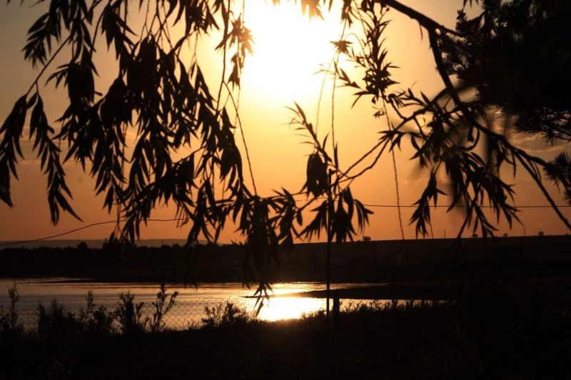 İç Anadolu Bölgesinin doğa harikası Savcılı Plajı, gün batımı manzarasıyla hayran bıraktı
