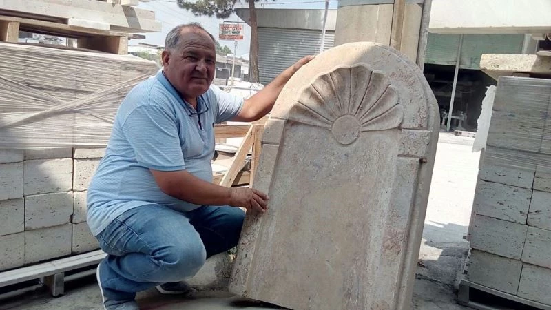 Çekiç çiviyle tonlarca ağırlığındaki taşları sanat eserine dönüştürüyor
