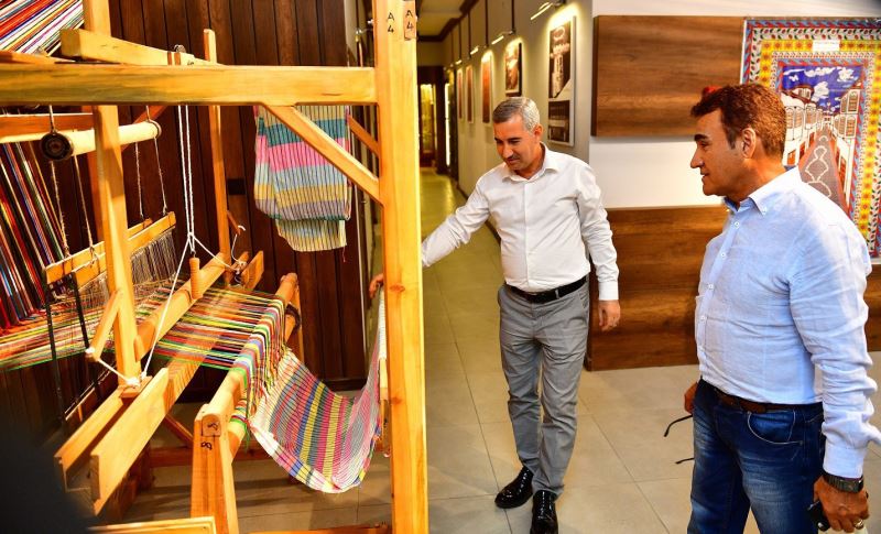 Malatyalı Türk Halk Müziği sanatçısı Selahattin Alpay, Tekstil Müzesi’ni gezdi
