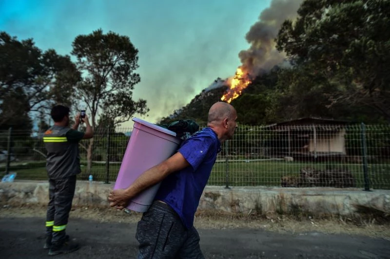 Marmaris’te rüzgarın şiddetiyle büyüyen yangın devam ediyor
