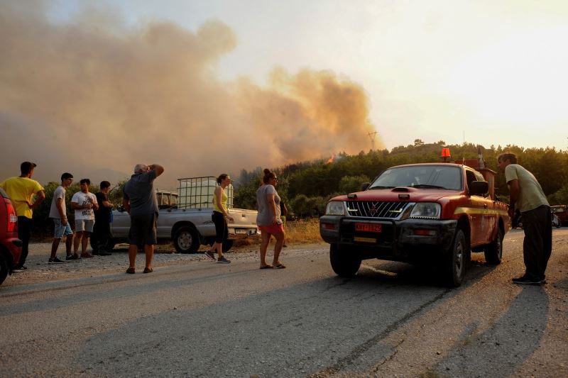 Rodos Adası orman yangını nedeniyle elektriksiz ve susuz kaldı
