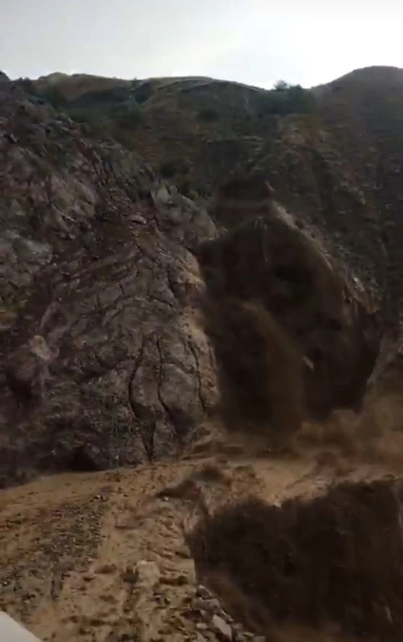 Sel suları şelale gibi dağlardan aktı
