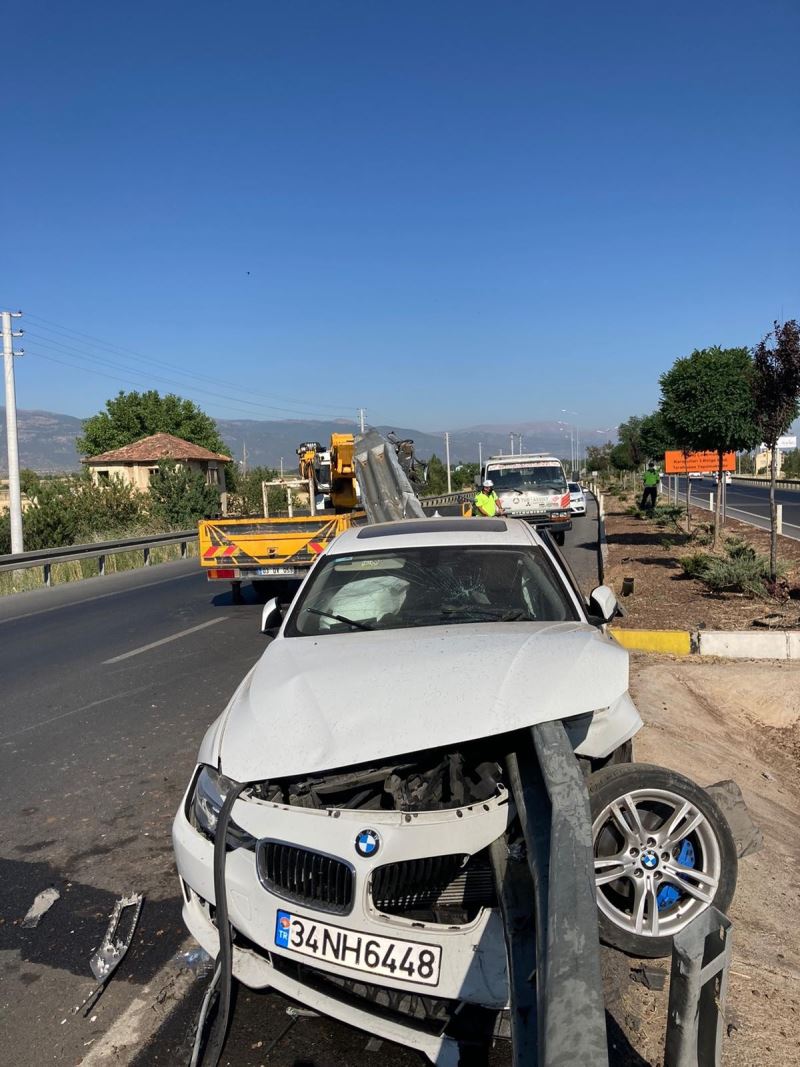 Bariyer demiri otomobili delip geçti: 3 yaralı
