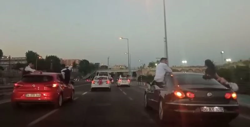 Düğün magandaları Bakırköy sahil yolunda trafiği tehlikeye düşürdü
