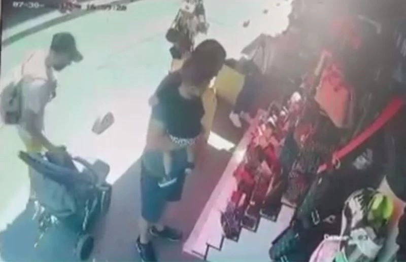 (Özel) Fatih’te hırsız turistlerin çantasını bebek arabasından çaldı
