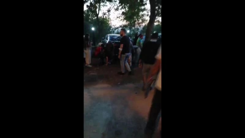 Otoparka dalan minibüs 5 arabaya çarptı: 8 yaralı
