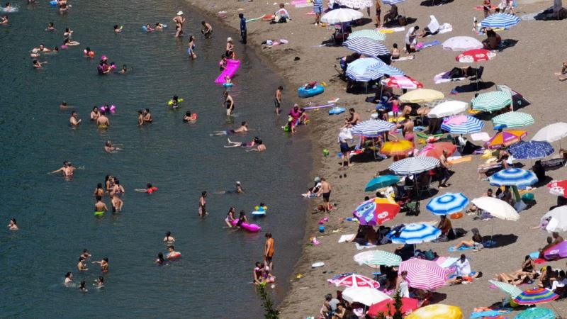 Hava sıcaklığı 28 dereceye ulaştı, vatandaş plaja akın etti
