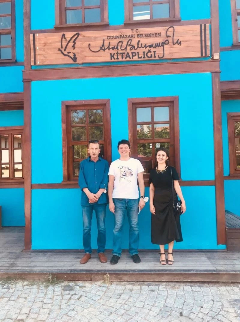 Rus müsteşar Ataol Behramoğlu kitaplığına hayran kaldı
