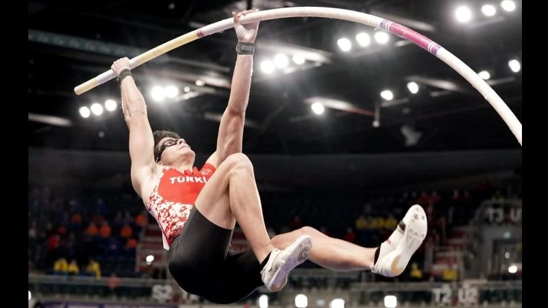 Rektör Çamsarı’dan Mersin Üniversitesi öğrencisi Milli Atlet Ersu Şaşma’ya kutlama
