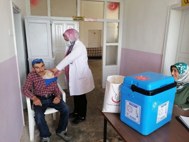 Oltu’da sağlık ekipleri köy köy dolaşarak aşılama yapıyor

