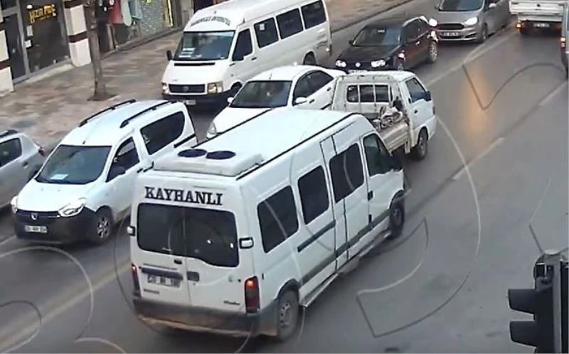 Dikkatsiz sürücünün neden olduğu kaza kameraya yansıdı
