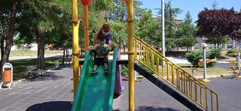  Bir annenin 3 yaşındaki oğlunu parkta oyun oynatma mücadelesi
