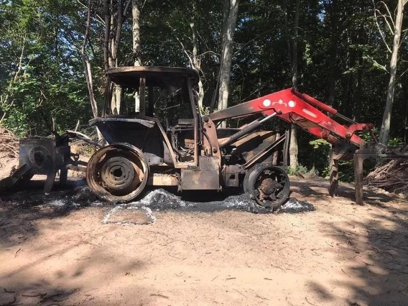 Kepçenin önce lastiklerini kestiler sonra ateşe verdiler
