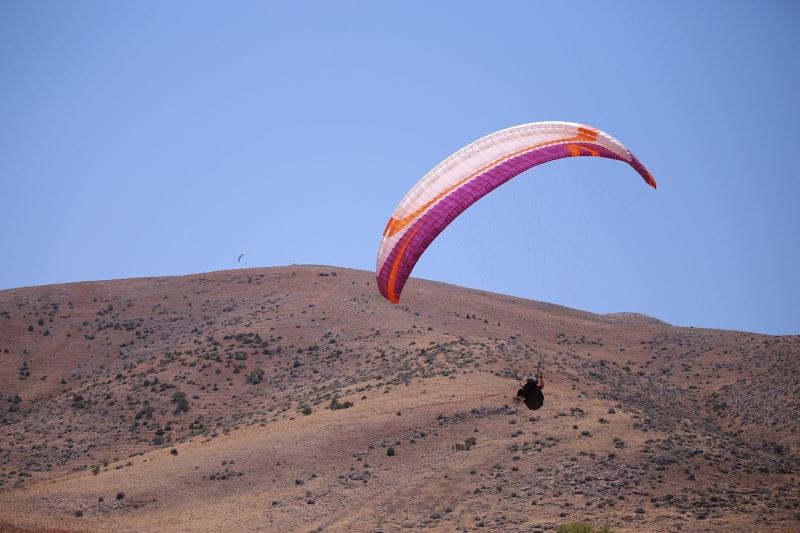 Yamaç paraşütçüleri ve paramotor tutkunları gökyüzünü renklendirdi
