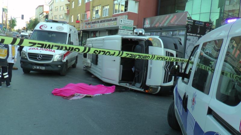 Ümraniye’de 1 kişinin öldüğü 6 kişinin yaralandığı minibüs kazası kamerada
