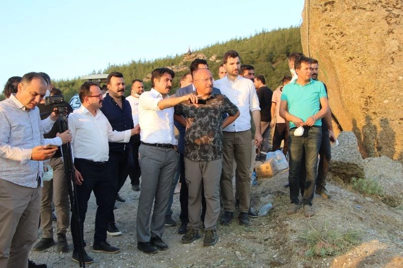 Vali Atik ve Başkan Zolan söndürme çalışmalarını yerinden takip etti
