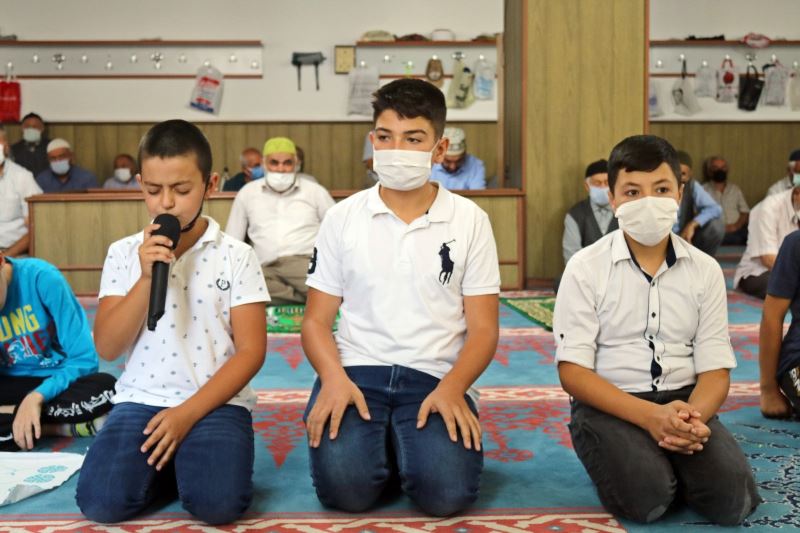 Günyüzü’nde Kuran okumaya başlayan çocuklar ödüllendirildi
