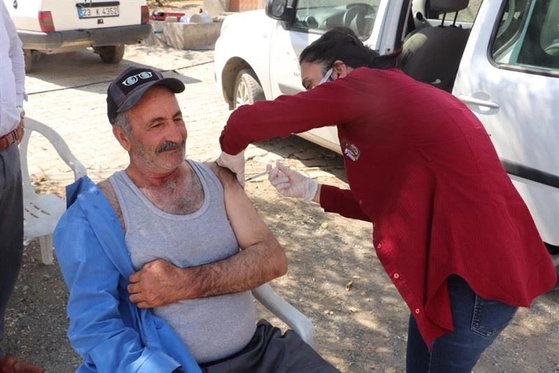 Kovancılar ’da aşı seferberliği, ekipler kapı kapı dolaşıp vatandaşları aşılıyor
