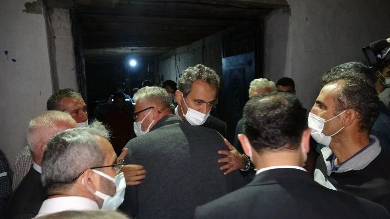 Bakan Özer, amcasının ailesine taziyede bulundu
