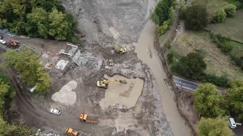 Selde yıkılan köprünün yerine 36 metrelik panel köprü inşa ediliyor
