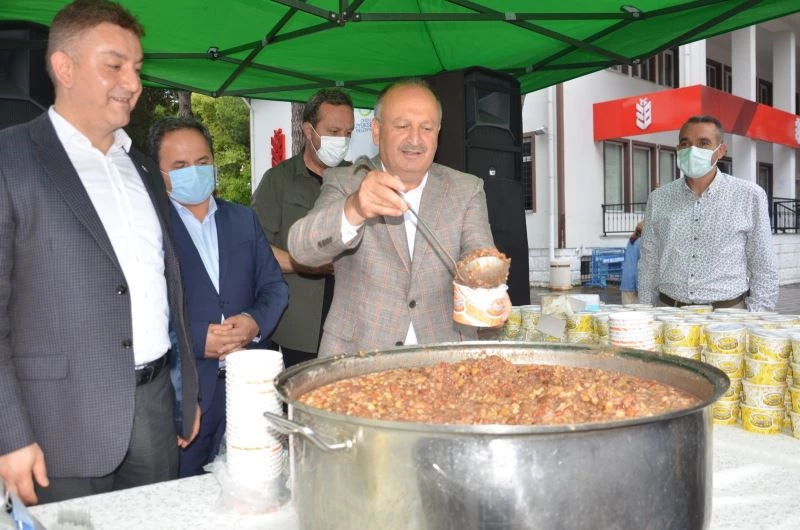 Gönüller aşure ile tatlandı
