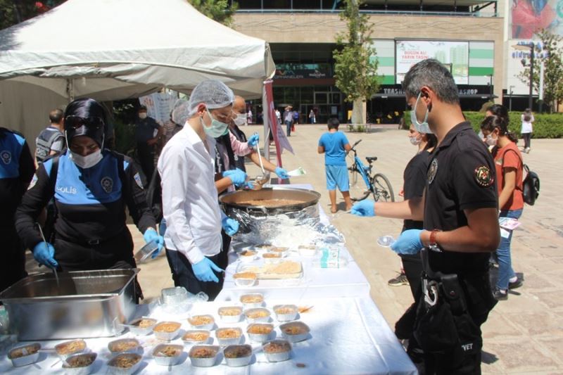 Polis vatandaşın ağzını tatlandırdı
