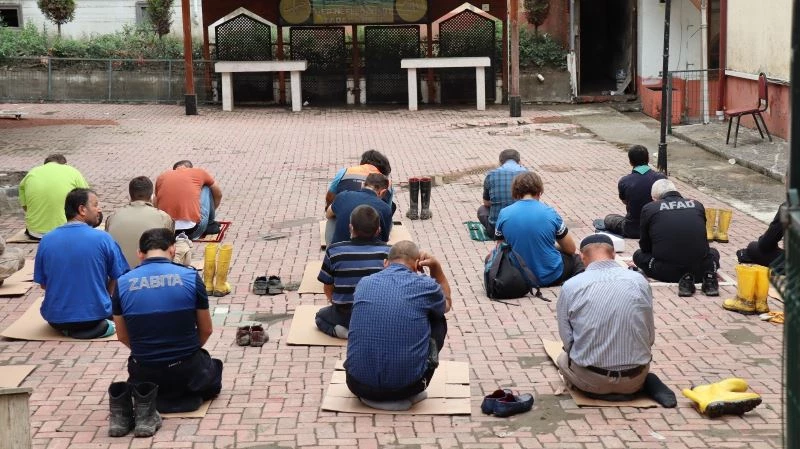 Felaket bölgesindeki ilk Cuma namazı
