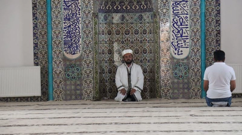 Felaket bölgesinde içerisi balçık dolu cami Cuma’ya yetiştirildi
