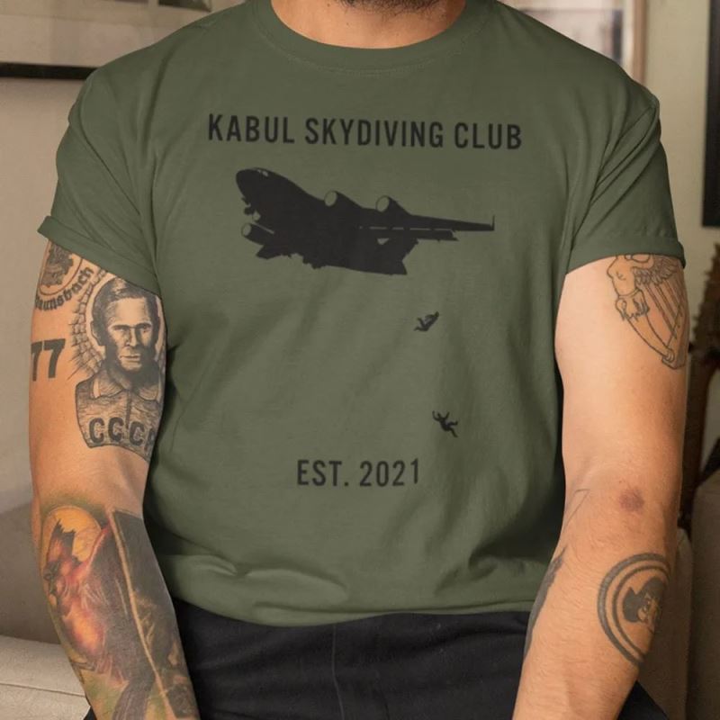 İnternette skandal satış: Kabil’deki tahliye uçağından düşen Afganların tişörtünü yaptılar

