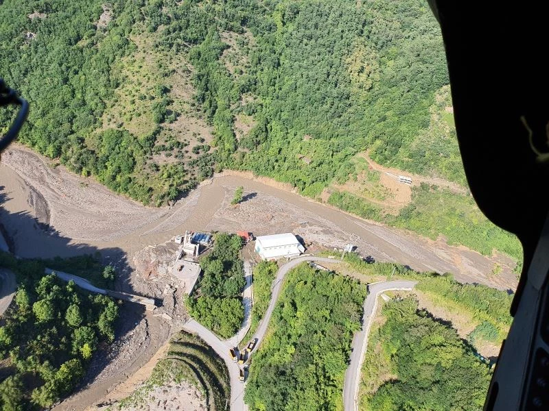 Pencereden sarkan minik afacan bir kenti ayağa kaldırdı
