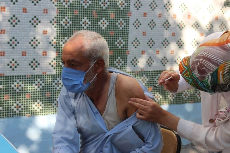 Mevsimlik tarım işçileri kaldıkları çadır kentte aşılandı
