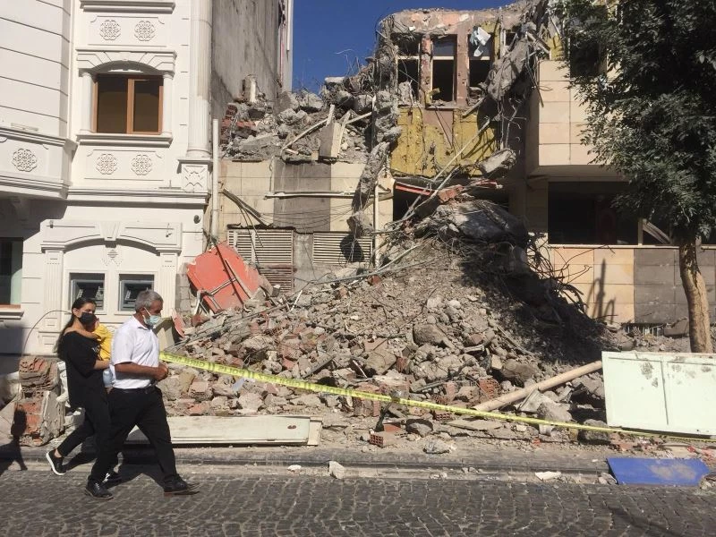 Diyarbakır’da 50 yıllık karakol binası yıkıldı
