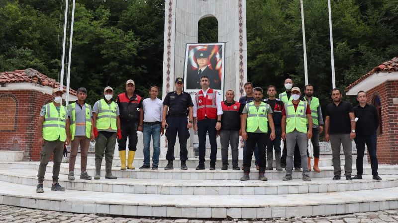 Sel nedeniyle balçıkla dolan Bozkurt’taki şehitlik Mehmetçik tarafından temizlendi
