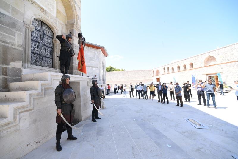 Konya’da her cuma Selçuklu Sultanlarına saygı nöbeti tutuluyor
