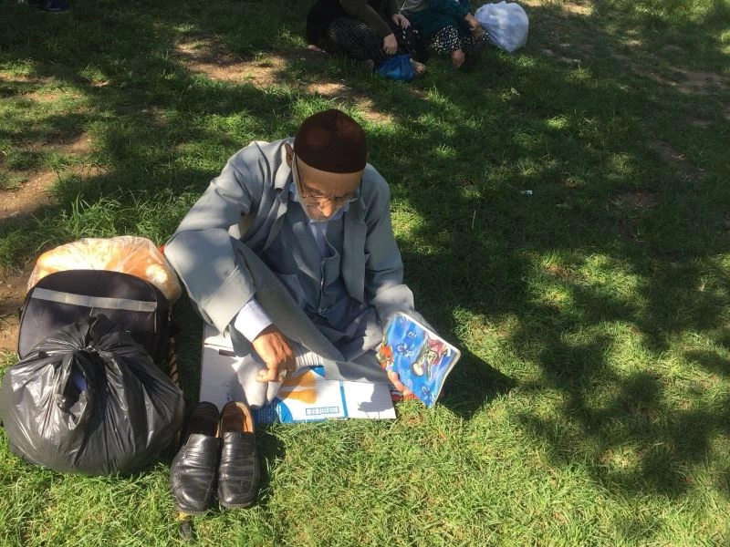 Gençliğinde okuyamadığı kitapları şimdi okuyor
