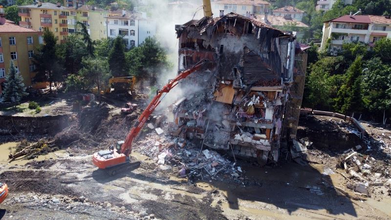 Selin boyutunu gözler önüne seren kız yurdu yıkılıyor
