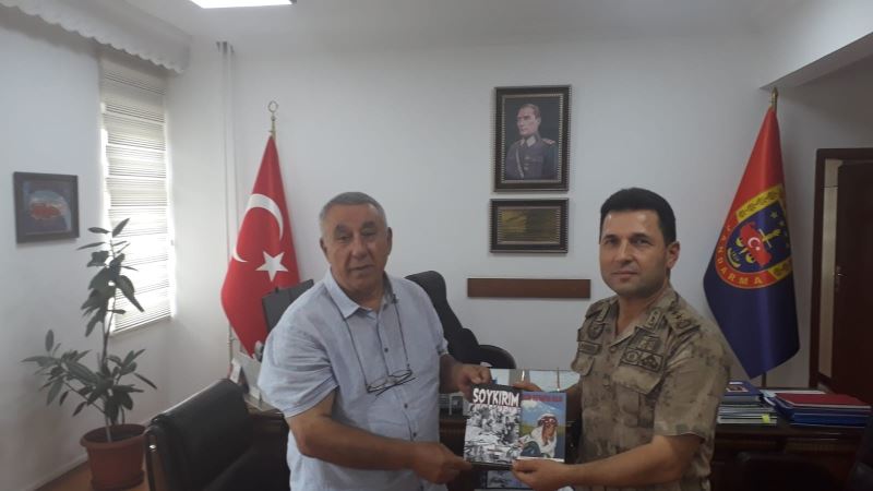 Ünsal, Soykırım ve Yüreğim Erivanda Kaldı romanını Jandarma komutanına hediye etti
