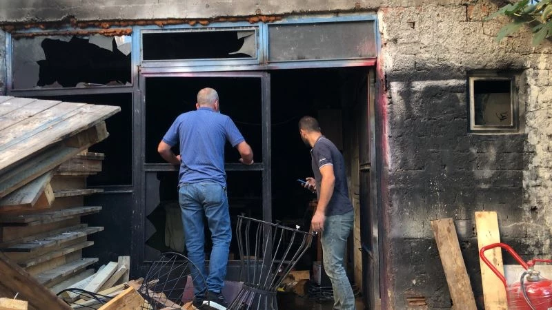 Atölyesindeki yangını söndürmek isterken dumandan etkilendi
