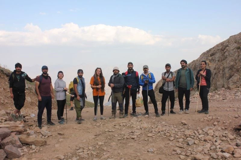 Dağcılar buzul göllerinde doyasıya yüzdü
