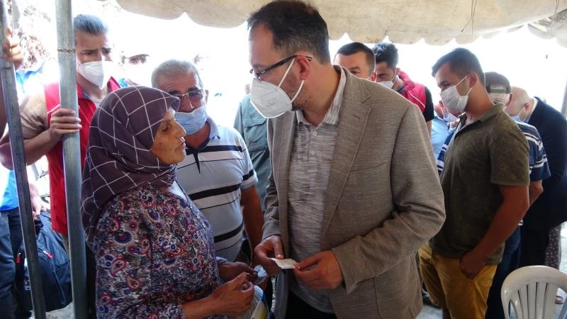 Bakan Kasapoğlu, Manavgat’ta orman yangınından zarar gören alanlarda incelemelerde bulundu
