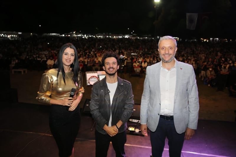 Bülent Ersoy konserini iptal eden Başkan Biçer’e tepki ve destek
