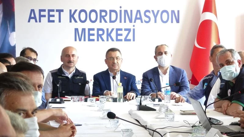 Cumhurbaşkanı Yardımcısı Oktay: “Çıkarma gemileriyle iş makinelerinin getirildiği bir afet yönetimini yaşıyoruz